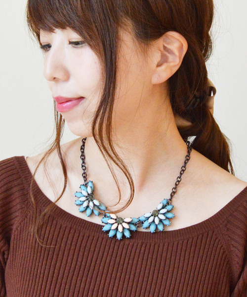 ma chere Cosette?(マシェールコゼット)の「大ぶりビジューフラワーネックレス(ネックレス)」|ブルー