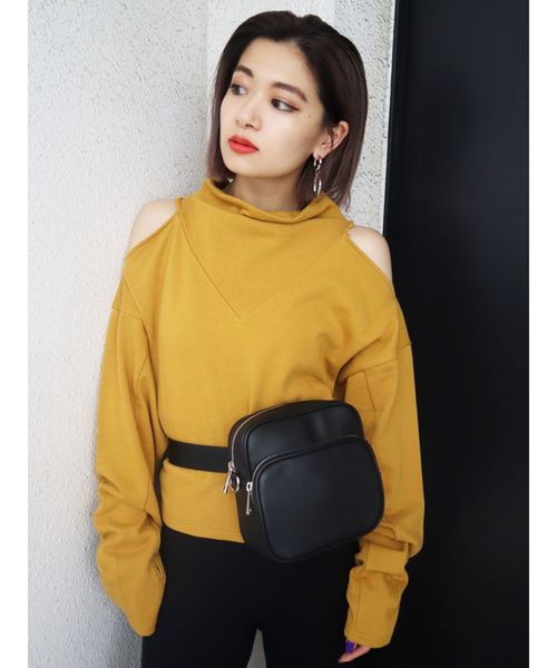 EMODA(エモダ)の「ルーズハイネックオープンショルダートップ(Tシャツ/カットソー)」|マスタード