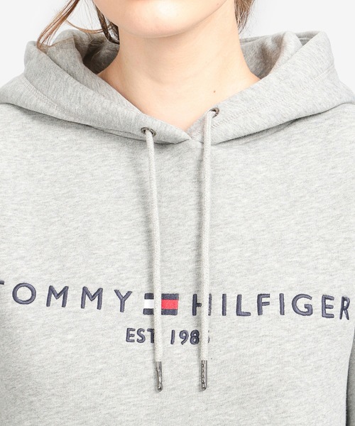 TOMMY HILFIGER(トミーヒルフィガー)の「ベーシック ロゴ パーカー(パーカー・レディース・ホワイト/ネイビー/ピンク/グレー/ブラック/パープル/イエロー/ピンク系その他/ブルー系その他/グレー系その他/ピンク系その他2/ホワイト系その他・SMALL/MEDIUM/X-SMALL/LARGE)」の14枚目の写真