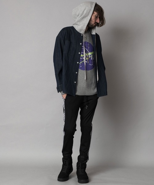 NO ID.(ノーアイディ)の「【NO ID.】Hooded Denim Big Shirt / フード 付 デニム ビッグ シャツ(シャツ/ブラウス・メンズ・ブラック/ライトブルー/インディゴブルー・ONE SIZE)」の4枚目の写真