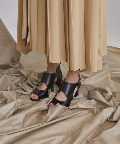 UNITED TOKYO(ユナイテッドトウキョウ)の「バックルブーツサンダル(サンダル・レディース・ブラック/ベージュ・2/1)」の4枚目の写真