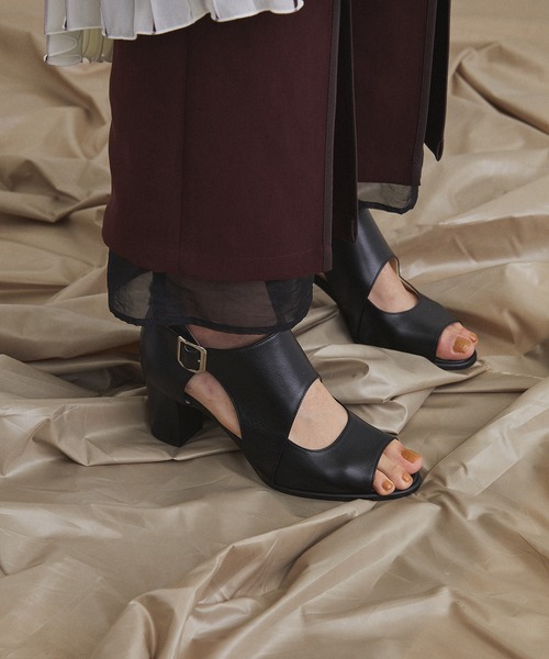 UNITED TOKYO(ユナイテッドトウキョウ)の「バックルブーツサンダル(サンダル・レディース・ブラック/ベージュ・2/1)」の6枚目の写真