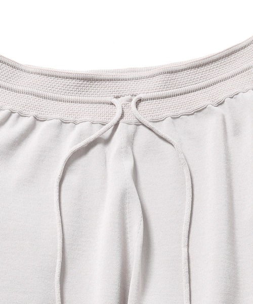 ADAM ET ROPE'(アダムエロペ)の「【ホールガーメント】無縫製 3Dニットパンツ/UNISEX(その他パンツ・メンズ・スミクロ/ライトグレー・L/M)」の4枚目の写真