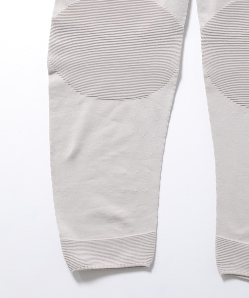 ADAM ET ROPE'(アダムエロペ)の「【ホールガーメント】無縫製 3Dニットパンツ/UNISEX(その他パンツ・メンズ・スミクロ/ライトグレー・L/M)」の8枚目の写真