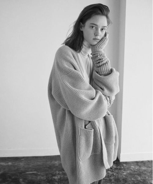 UNFIL（アンフィル）の「unfil アンフィル / blueface&cashmere oversized cardigan ブルーフェイス&カシミヤ オーバーサイズルーズカーディガン ビッグシルエット / WOFL-UW123（カーディガン/ボレロ・レディース・ダークブラウン/ベージュ系その他・1）」の4枚目の写真