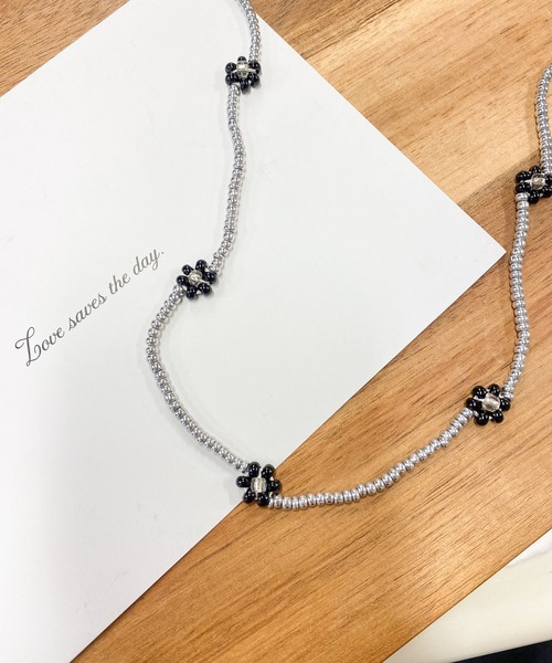 WEGO(ウィゴー)の「WEGO/フラワービーズロングネックレス(ネックレス・レディース・ホワイト/シルバー/グリーン/その他1/その他3/その他2・FREE)」の4枚目の写真