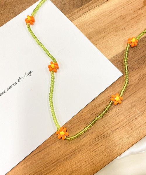 WEGO(ウィゴー)の「WEGO/フラワービーズロングネックレス(ネックレス・レディース・ホワイト/シルバー/グリーン/その他1/その他3/その他2・FREE)」の3枚目の写真