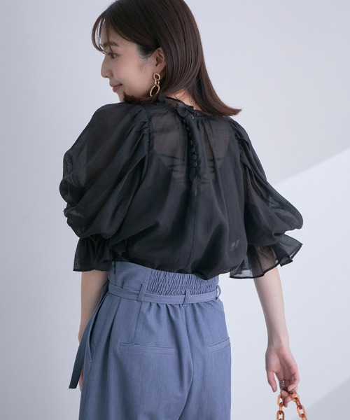 【高橋愛さんコラボ】上品な透け感で透明感をプラス。シアーブラウス