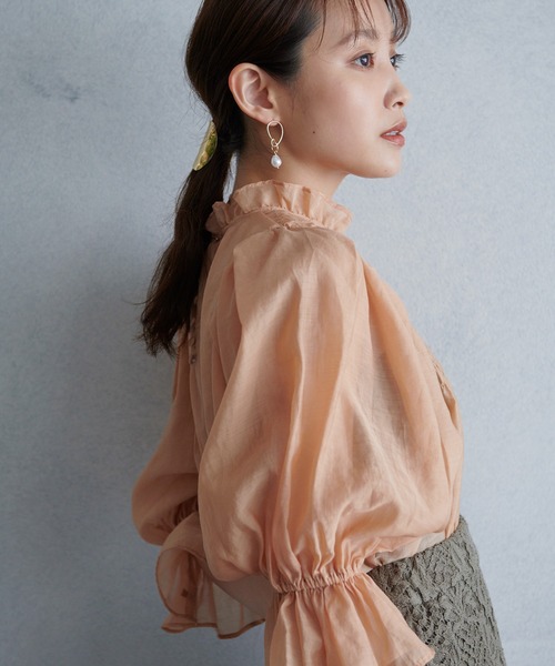 【高橋愛さんコラボ】上品な透け感で透明感をプラス。シアーブラウス
