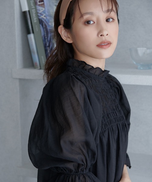 【高橋愛さんコラボ】上品な透け感で透明感をプラス。シアーブラウス