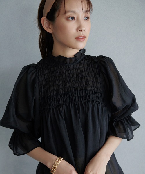 【高橋愛さんコラボ】上品な透け感で透明感をプラス。シアーブラウス