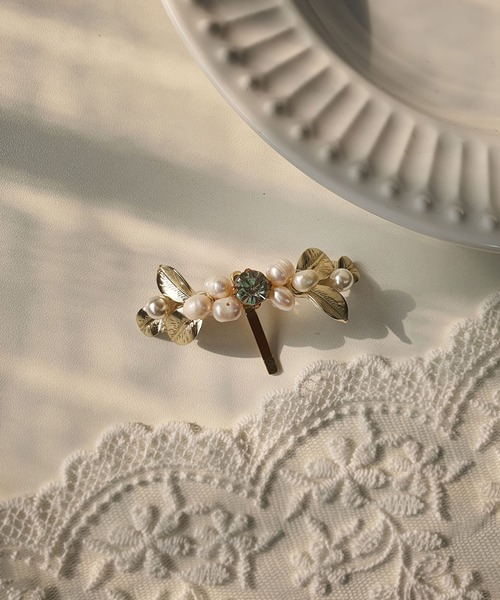 CEMONEMO（セモネモ）の「リーフモチーフ パール ビジュー ヘアピアス（バレッタ/ヘアクリップ・レディース・ゴールド・FREE）」の2枚目の写真