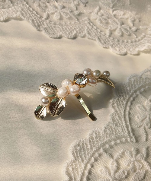 CEMONEMO（セモネモ）の「リーフモチーフ パール ビジュー ヘアピアス（バレッタ/ヘアクリップ・レディース・ゴールド・FREE）」の3枚目の写真