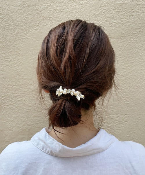 CEMONEMO（セモネモ）の「リーフモチーフ パール ビジュー ヘアピアス（バレッタ/ヘアクリップ・レディース・ゴールド・FREE）」の4枚目の写真