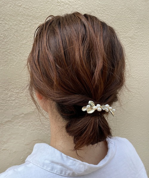 CEMONEMO（セモネモ）の「リーフモチーフ パール ビジュー ヘアピアス（バレッタ/ヘアクリップ・レディース・ゴールド・FREE）」の5枚目の写真