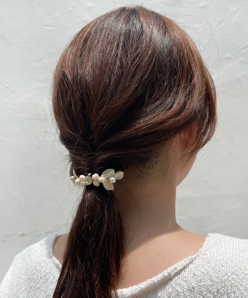 CEMONEMO（セモネモ）の「リーフモチーフ パール ビジュー ヘアピアス（バレッタ/ヘアクリップ・レディース・ゴールド・FREE）」の7枚目の写真