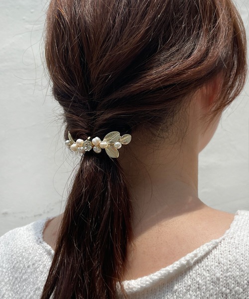CEMONEMO（セモネモ）の「リーフモチーフ パール ビジュー ヘアピアス（バレッタ/ヘアクリップ・レディース・ゴールド・FREE）」の8枚目の写真