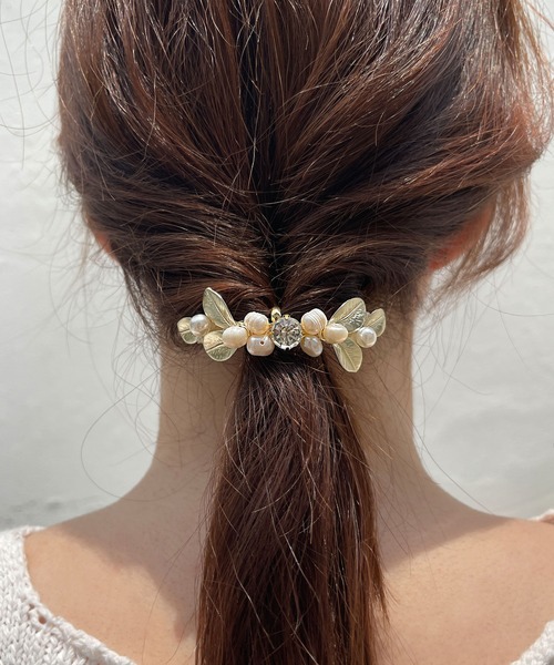 CEMONEMO（セモネモ）の「リーフモチーフ パール ビジュー ヘアピアス（バレッタ/ヘアクリップ・レディース・ゴールド・FREE）」の9枚目の写真