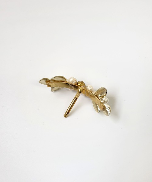 CEMONEMO（セモネモ）の「リーフモチーフ パール ビジュー ヘアピアス（バレッタ/ヘアクリップ・レディース・ゴールド・FREE）」の11枚目の写真