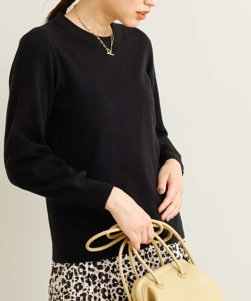 a.v.v（アーヴェヴェ）の「【洗濯機で洗える】クルーネックパフスリーブニット（ニット/セーター・レディース・ライトブルー/ブラック/アイボリー/ライトイエロー/レッド/ピンク・40/38/42/36/34）」の3枚目の写真