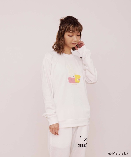 Miffy( ミッフィー)の「【MIFFY/ミッフィー】 裏毛スウェット トレーナー(スウェット・メンズ・ピンク/ベージュ/スミクロ/ブルー/ベージュ系その他/オリーブ/オフホワイト/その他1/ホワイト系その他・X-LARGE/LARGE/MEDIUM)」の2枚目の写真