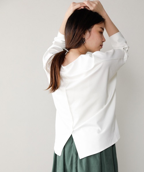 Bou Jeloud(ブージュルード)の「バックタックトップス(Tシャツ/カットソー・レディース・ブラック/オフホワイト/カーキ/イエロー/ブルー・FREE)」の2枚目の写真