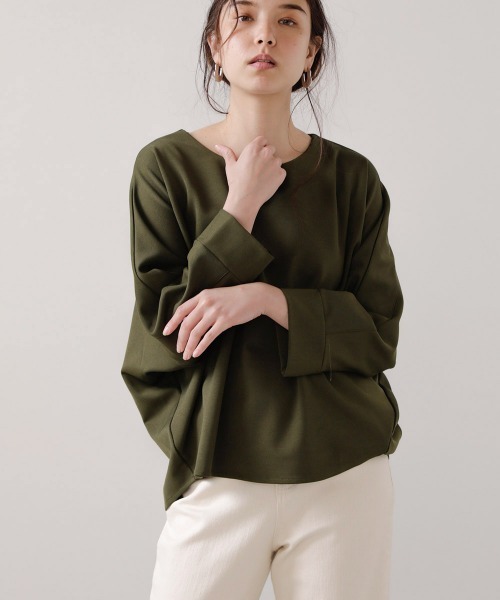 Bou Jeloud(ブージュルード)の「バックタックトップス(Tシャツ/カットソー・レディース・ブラック/オフホワイト/カーキ/イエロー/ブルー・FREE)」の3枚目の写真