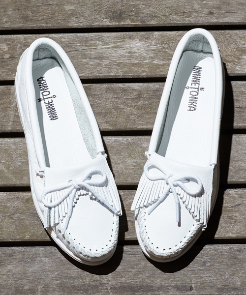 Minnetonka（ミネトンカ）の「[ミネトンカ]MINNETONKA スムースモカシンシューズ（モカシン/デッキシューズ・レディース・ホワイト/ネイビー・5/7/8/6）」の2枚目の写真