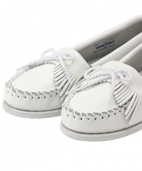 Minnetonka（ミネトンカ）の「[ミネトンカ]MINNETONKA スムースモカシンシューズ（モカシン/デッキシューズ・レディース・ホワイト/ネイビー・5/7/8/6）」の10枚目の写真