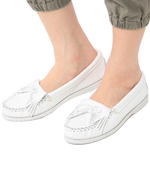 Minnetonka（ミネトンカ）の「[ミネトンカ]MINNETONKA スムースモカシンシューズ（モカシン/デッキシューズ・レディース・ホワイト/ネイビー・5/7/8/6）」の4枚目の写真