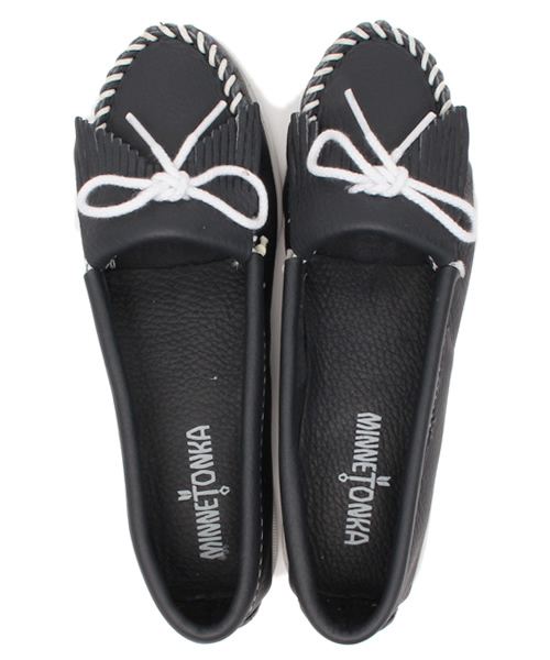 Minnetonka（ミネトンカ）の「[ミネトンカ]MINNETONKA スムースモカシンシューズ（モカシン/デッキシューズ・レディース・ホワイト/ネイビー・5/7/8/6）」の5枚目の写真
