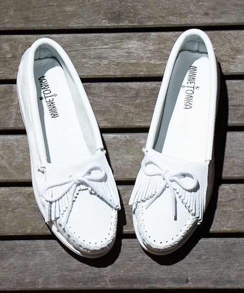 Minnetonka（ミネトンカ）の「[ミネトンカ]MINNETONKA スムースモカシンシューズ（モカシン/デッキシューズ・レディース・ホワイト/ネイビー・5/7/8/6）」の13枚目の写真