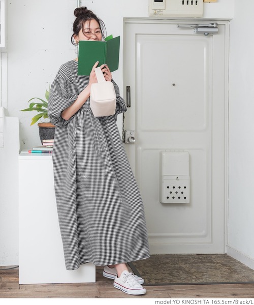 coca(coca)(コカ)の「ギンガムチェックVネックワンピース(ワンピース・レディース・ブラック・M/L)」の3枚目の写真