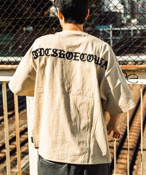 DC(ディーシー)の「DC/ディーシー オーバーサイズ バックロゴTシャツ/刺繍ロゴTee DST222014(Tシャツ/カットソー・メンズ・ベージュ/ホワイト/ブラック・M/L/2XL/XL)」の3枚目の写真