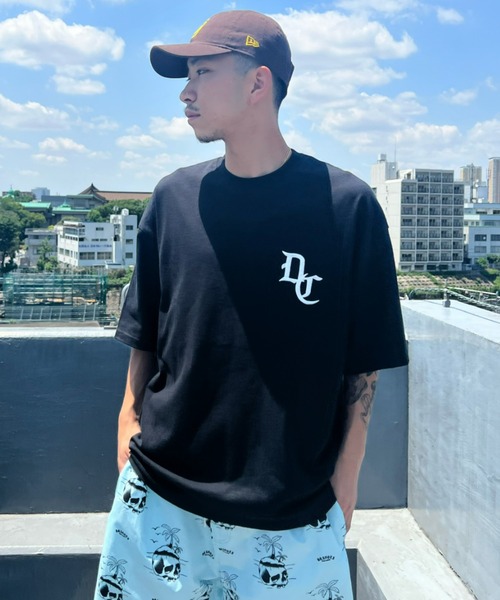 DC(ディーシー)の「DC/ディーシー オーバーサイズ バックロゴTシャツ/刺繍ロゴTee DST222014(Tシャツ/カットソー・メンズ・ベージュ/ホワイト/ブラック・M/L/2XL/XL)」の2枚目の写真
