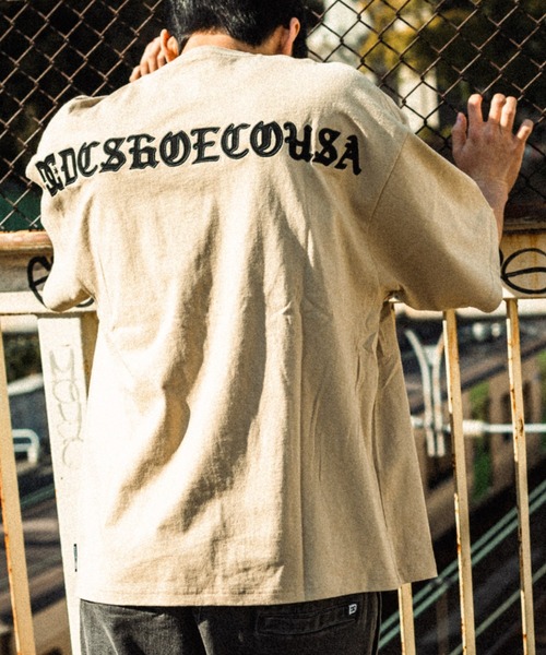 DC(ディーシー)の「DC/ディーシー オーバーサイズ バックロゴTシャツ/刺繍ロゴTee DST222014(Tシャツ/カットソー・メンズ・ベージュ/ホワイト/ブラック・M/L/2XL/XL)」の5枚目の写真