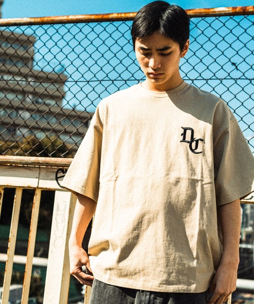 DC(ディーシー)の「DC/ディーシー オーバーサイズ バックロゴTシャツ/刺繍ロゴTee DST222014(Tシャツ/カットソー・メンズ・ベージュ/ホワイト/ブラック・M/L/2XL/XL)」の4枚目の写真