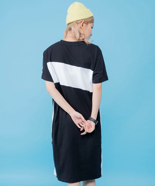 FILA(フィラ)の「FILA/フィラ 筆記体 ブランドロゴ刺繍 配色切替 ドロップショルダー 半袖 Tシャツ ワンピース(ワンピース・レディース・ホワイト/ブラック/チャコール/グリーン・FREE)」の21枚目の写真