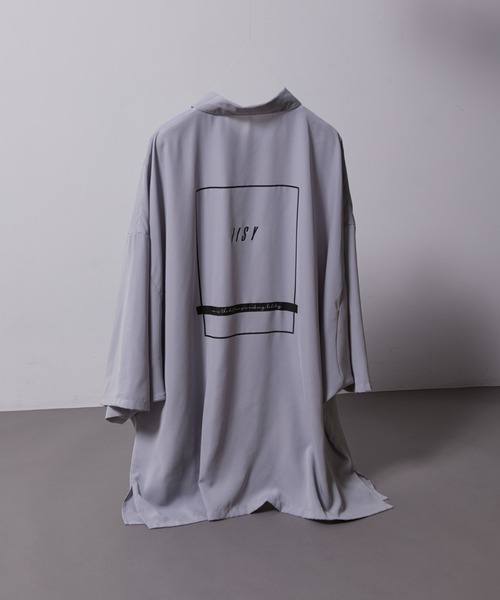 iisy（イージー）の「【 iisy 】ドルマンライクバックプリントシャツ（シャツ/ブラウス・メンズ・ブラック/ライトグレー・S/M/L/XL）」の2枚目の写真