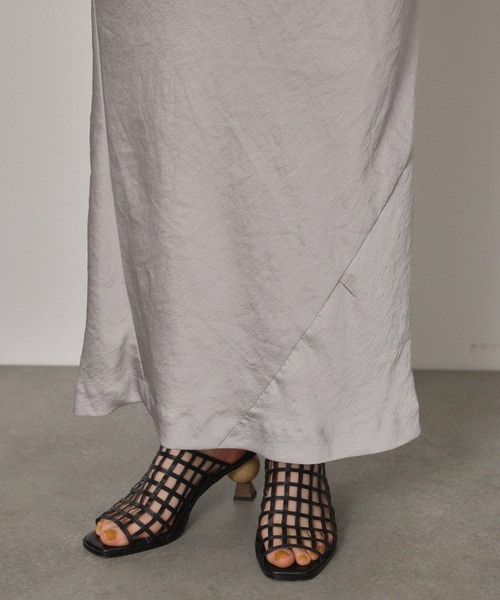 PUBLIC TOKYO(パブリックトウキョウ)の「サテンドレープフレアスカート/ウォッシャブル(スカート・レディース・シルバー/ブラック・FREE)」の16枚目の写真