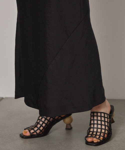 PUBLIC TOKYO(パブリックトウキョウ)の「サテンドレープフレアスカート/ウォッシャブル(スカート・レディース・シルバー/ブラック・FREE)」の9枚目の写真