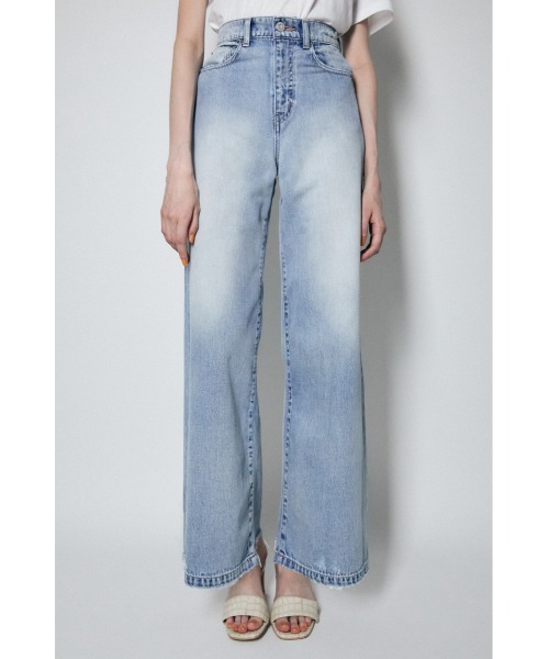 MOUSSY（マウジー）の「RIPPED HEM WIDE FLARE（デニムパンツ・レディース・ライトブルー・1/0/2）」の2枚目の写真