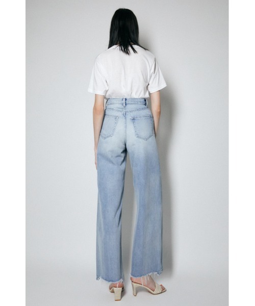 MOUSSY（マウジー）の「RIPPED HEM WIDE FLARE（デニムパンツ・レディース・ライトブルー・1/0/2）」の14枚目の写真