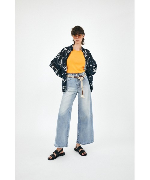 MOUSSY（マウジー）の「RIPPED HEM WIDE FLARE（デニムパンツ・レディース・ライトブルー・1/0/2）」の7枚目の写真
