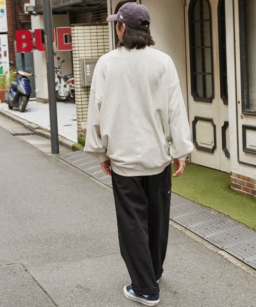 Dickies(ディッキーズ)の「Dickies/ディッキーズ サテンカレッジロゴ刺繍 裏毛オーバーサイズスウェット(スウェット・メンズ・ブルー/オフホワイト/スミクロ/グリーン・XL/L/M)」の13枚目の写真