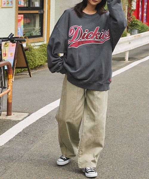 Dickies(ディッキーズ)の「Dickies/ディッキーズ サテンカレッジロゴ刺繍 裏毛オーバーサイズスウェット(スウェット・メンズ・ブルー/オフホワイト/スミクロ/グリーン・XL/L/M)」の18枚目の写真