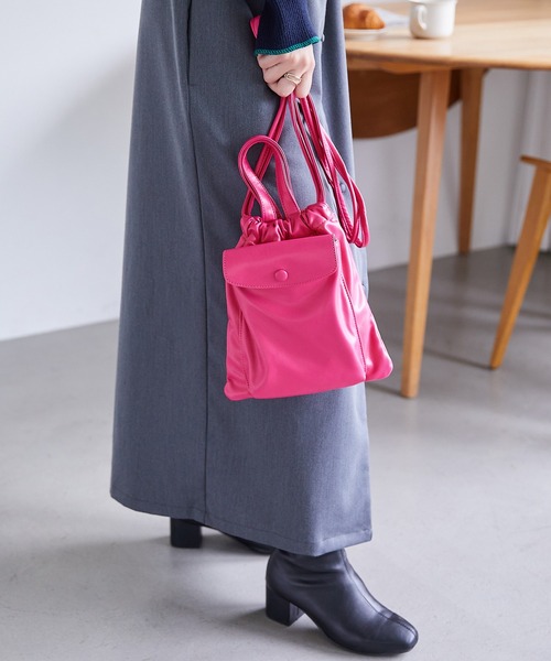 Chaco closet(チャコ クローゼット)の「スマホポケット付き巾着ショルダーバッグ(ショルダーバッグ・レディース・オレンジ/ブラック/パープル/ピンク/アイボリー/グリーン・FREE)」の10枚目の写真