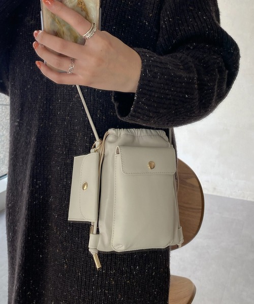 DouDou（ドゥドゥ）の「巾着スマホショルダー（ショルダーバッグ・レディース・アイボリー/ブラック/ベージュ・FREE）」の2枚目の写真