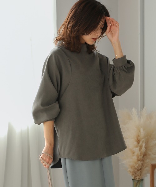 Bou Jeloud(ブージュルード)の「ピーチスタンドバックパールブラウス(シャツ/ブラウス・レディース・イエロー/チャコールグレー/ブルー・38)」の1枚目の写真