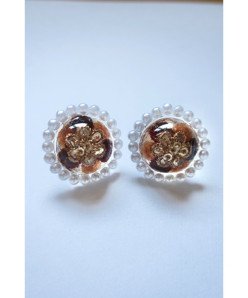 tone(トーン)の「【hazeleyes】パールが光るボリュームラウンド小ぶりイヤリング(Bonbonami ボンボンアミ)(MA)(イヤリング・レディース・グリーン/ブラウン/レッド・FREE)」の1枚目の写真